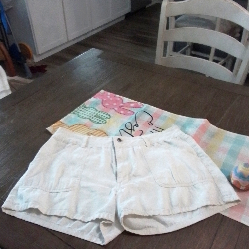 Bailey Point cream colored shorts juniors